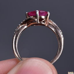 珠寶鑒賞與交易指南 紅寶石戒指圖片與價格，翡翠與珠寶交易全解析